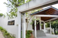 Sri Kandyan Bungalow Hotels in Heerassagala