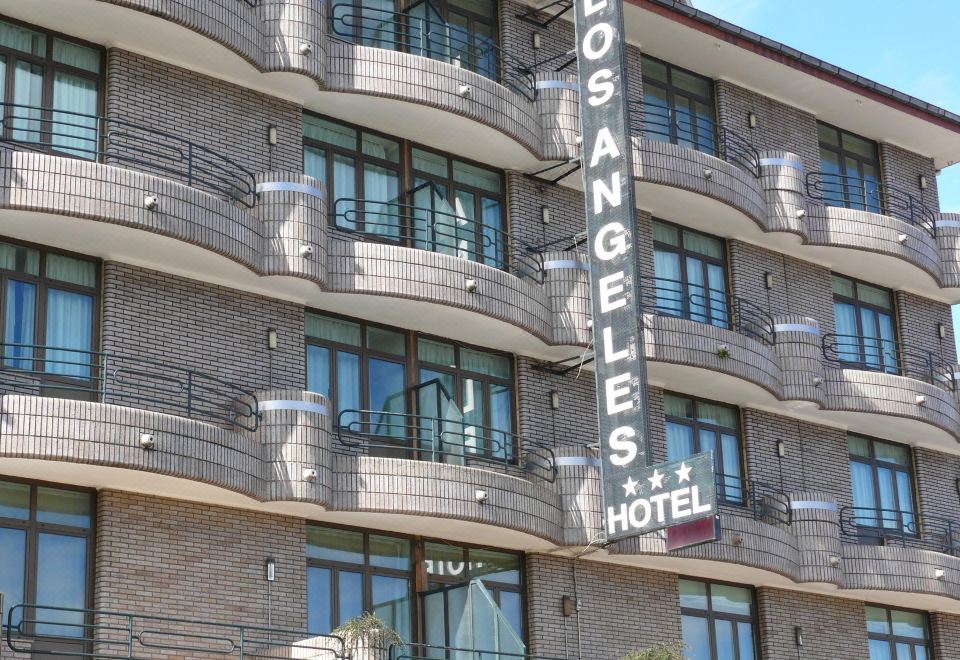 "a hotel building with multiple balconies and a sign that reads "" los angeles hotel ""." at Hotel Los Angeles