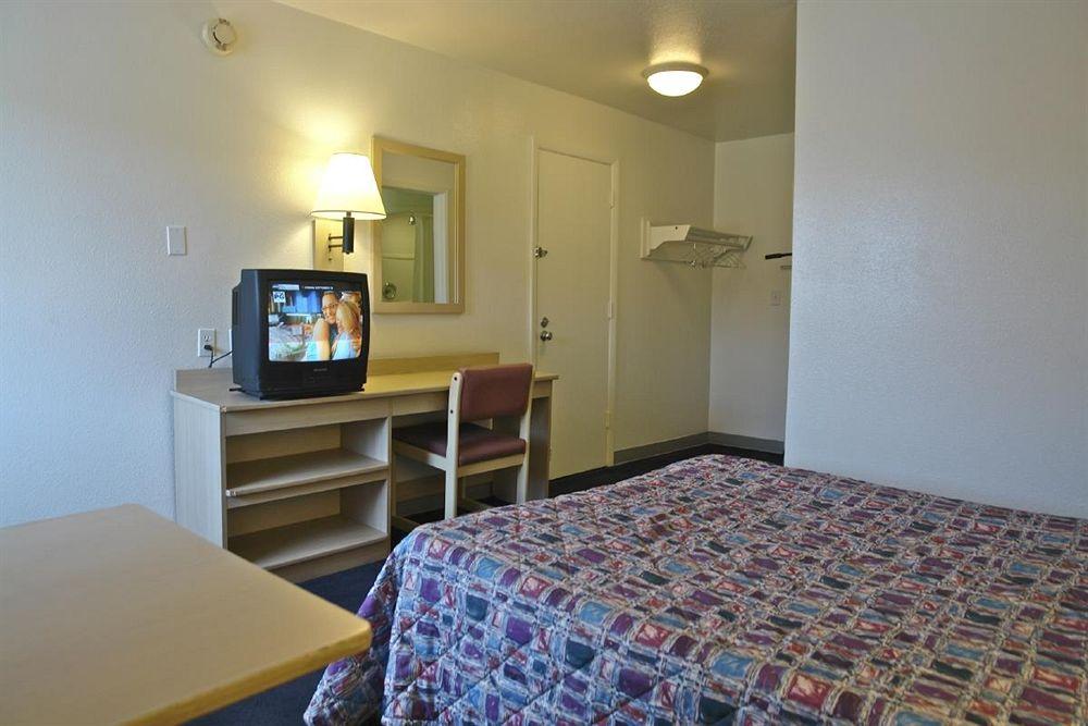 Americas Best Value Inn East Peoria