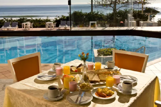 Ingleses Praia Hotel Отели рядом с достопримечательностью «Open Air Costao do Santinho Archaeology Museum»