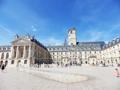 Holiday Inn Dijon Hotel dekat Porte Guillaume