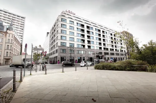 Adina Apartment Hotel Berlin Hackescher Markt Отели рядом с достопримечательностью «Берлинский кафедральный собор»