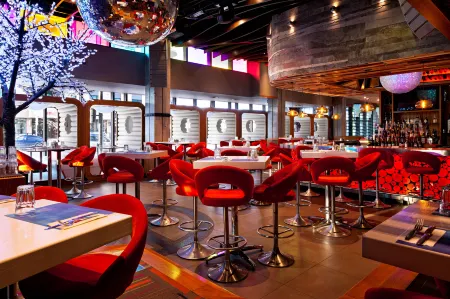 Four Points by Sheraton Lévis Convention Centre Отели рядом с достопримечательностью «Парк Солей»