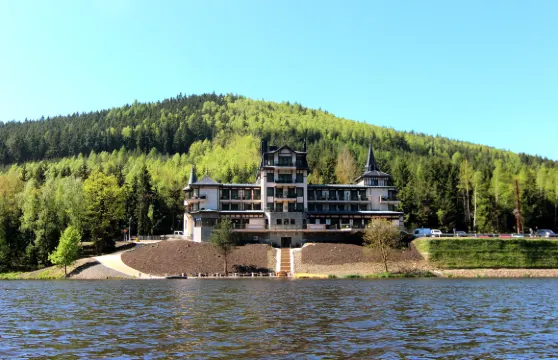 復古河濱健康度假村