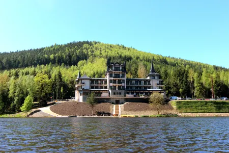 Retro Riverside Wellness Resort Отели в г. Karlovy Vary District