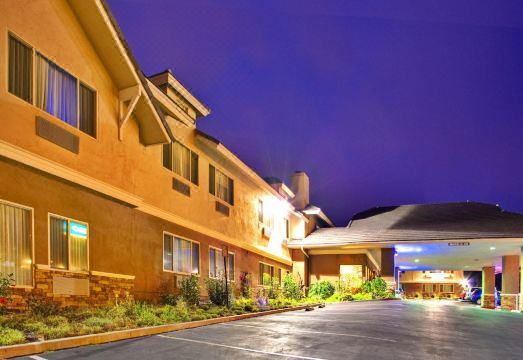 2. 햄프턴 인 카디..