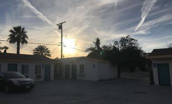 Deluxe Inn