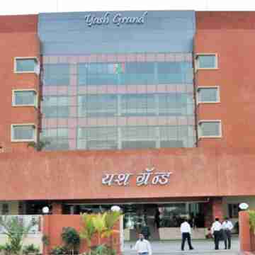 Hotel Yash Grand Hotel Exterior