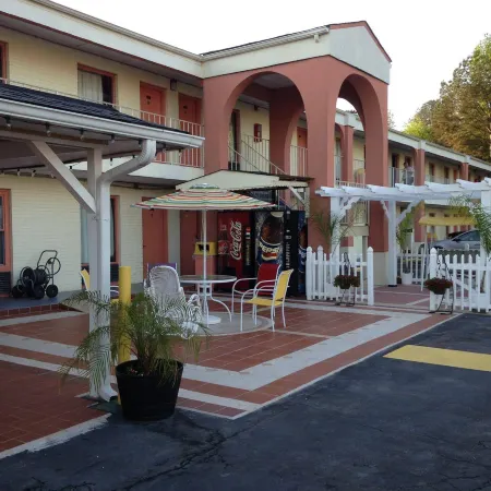 Deluxe Inn