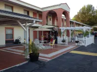 Deluxe Inn - Motels