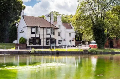 Greyhound Hotel Hotel dekat Old Coulsdon Congregational Church