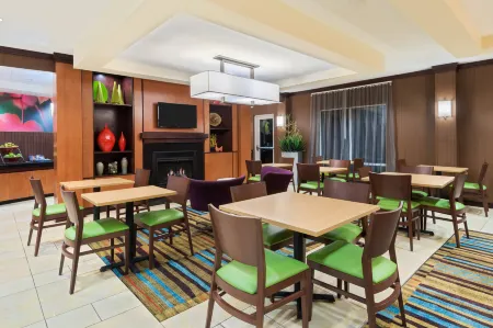 Fairfield Inn & Suites Augusta Fort Eisenhower Area Отели рядом с достопримечательностью «DEFY Augusta»