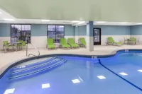 Holiday Inn Express & Suites PROVIDENCE-WOONSOCKET by IHG - Swimmingpools