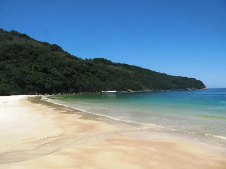 Suítes Cantinho da Pedra Отели рядом с достопримечательностью «Лопес Мендес Бич»