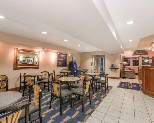 Baymont Inn & Suites by Wyndham Anchorage Airport تناول الطعام Photos