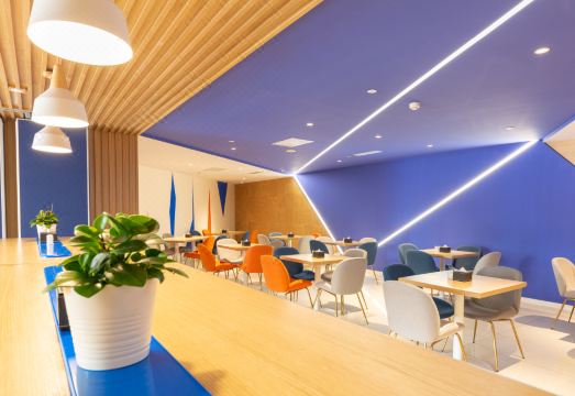 5. 홀리데이 인 익..