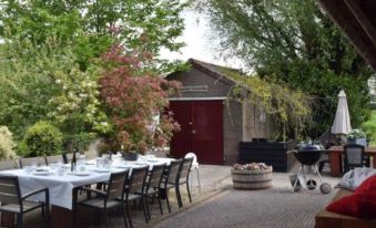 Quaint Farmhouse Near River in Oosterwijk