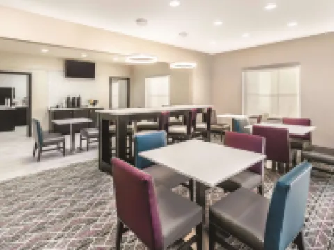 La Quinta Inn & Suites by Wyndham Rome ロームのホテル