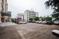 Xinhua Hotel - parking