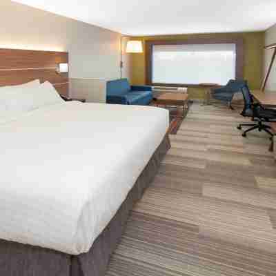 Holiday Inn Express & Suites Sterling Heights-Detroit Area Rooms