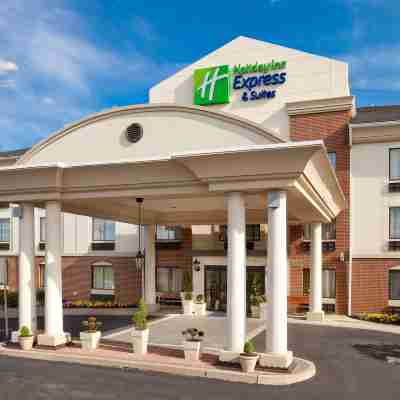 Holiday Inn Express & Suites Easton Hotel Exterior