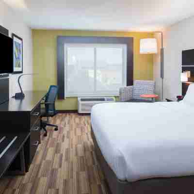 Holiday Inn Express & Suites Bismarck Rooms