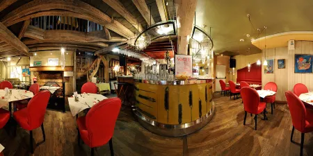 Logis Hôtel du Cirque Troyes Centre Historique Отели в г. Труа