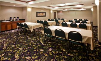 Holiday Inn Express & Suites Ada