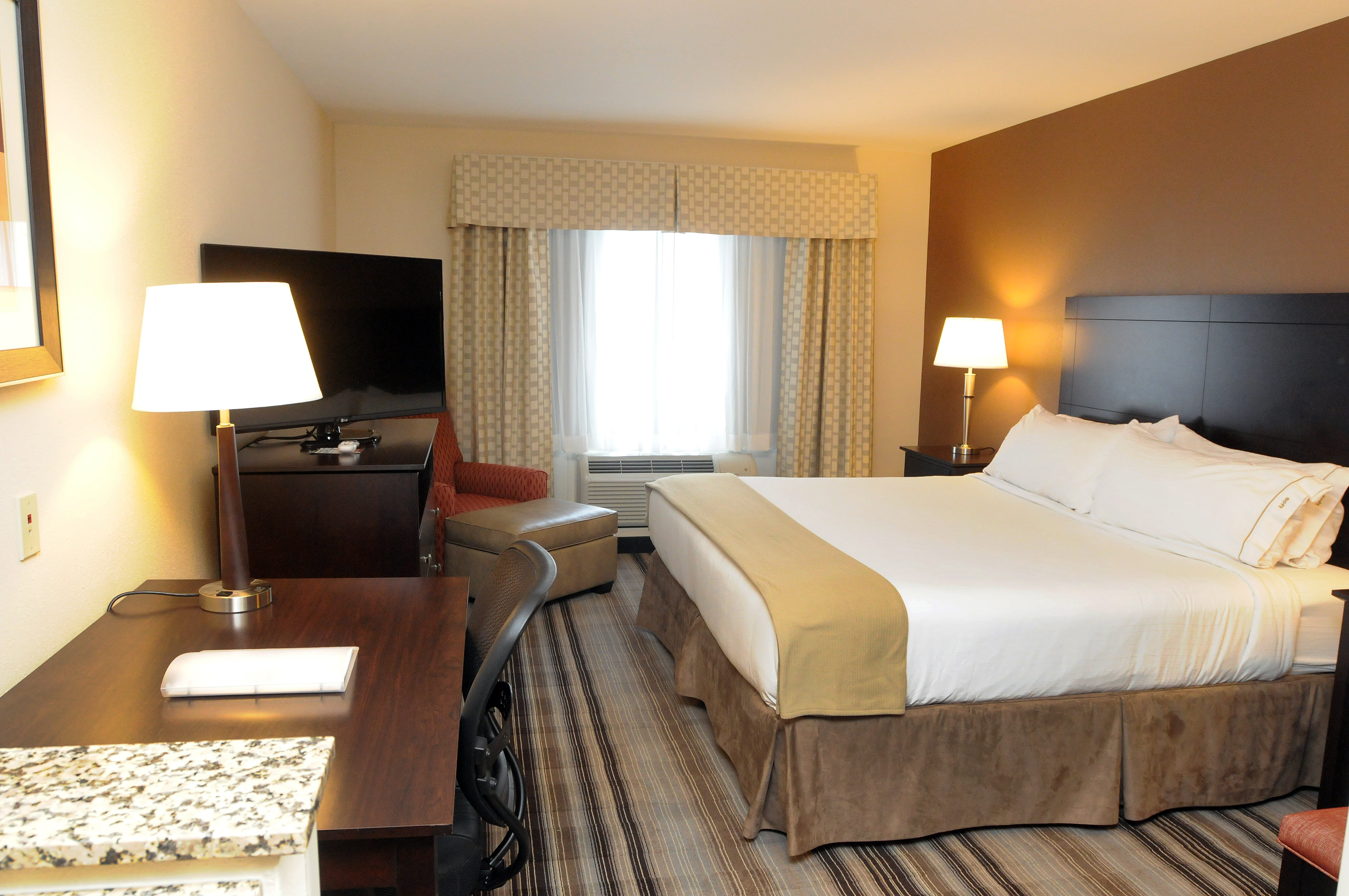 Holiday Inn Express & Suites Cambridge, an Ihg Hotel