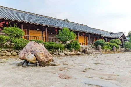Shuifoshan Hot Spring Resort Отели рядом с достопримечательностью «Rainbow Waterfall Scenic Spot In The Dabie Mountains»