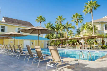 Sunshine Suites Resort Отели рядом с достопримечательностью «Камана Бэй»