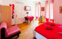 Lia Rooms