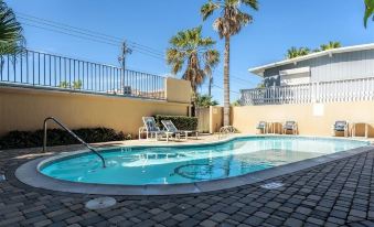 Seagull 404: Beachfront Condo W/Pool & Sundeck! Perfect for Couples or Families! 2 Bedroom Condo