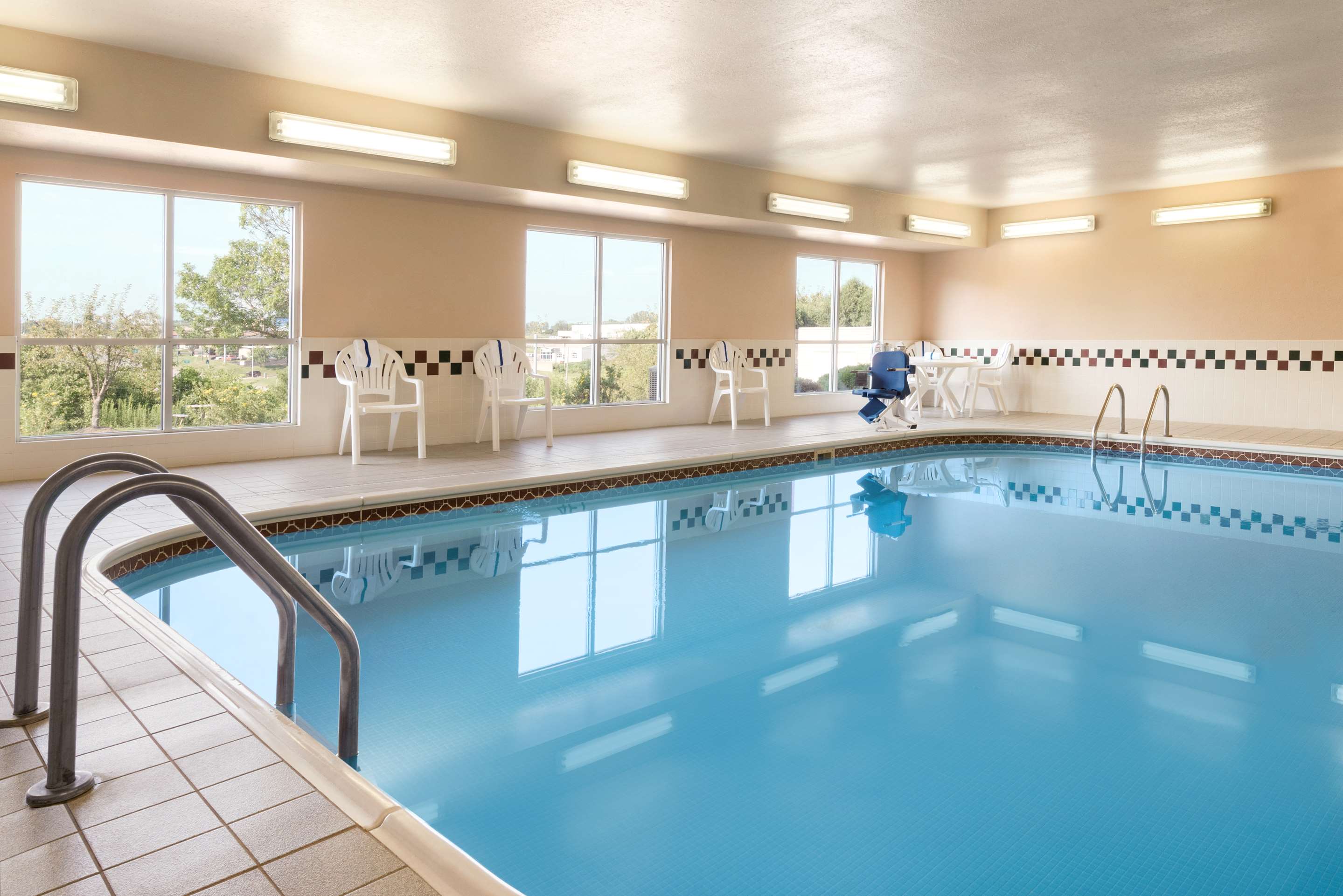 Country Inn & Suites by Radisson, Davenport, IA