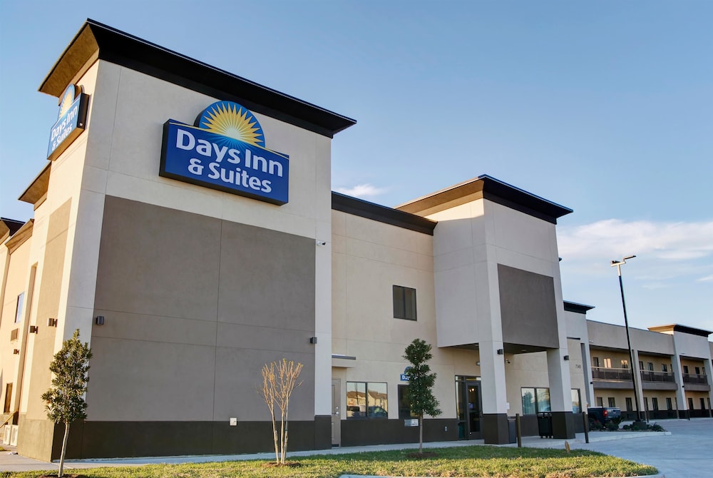 Days Inn & Suites by Wyndham Port Arthur