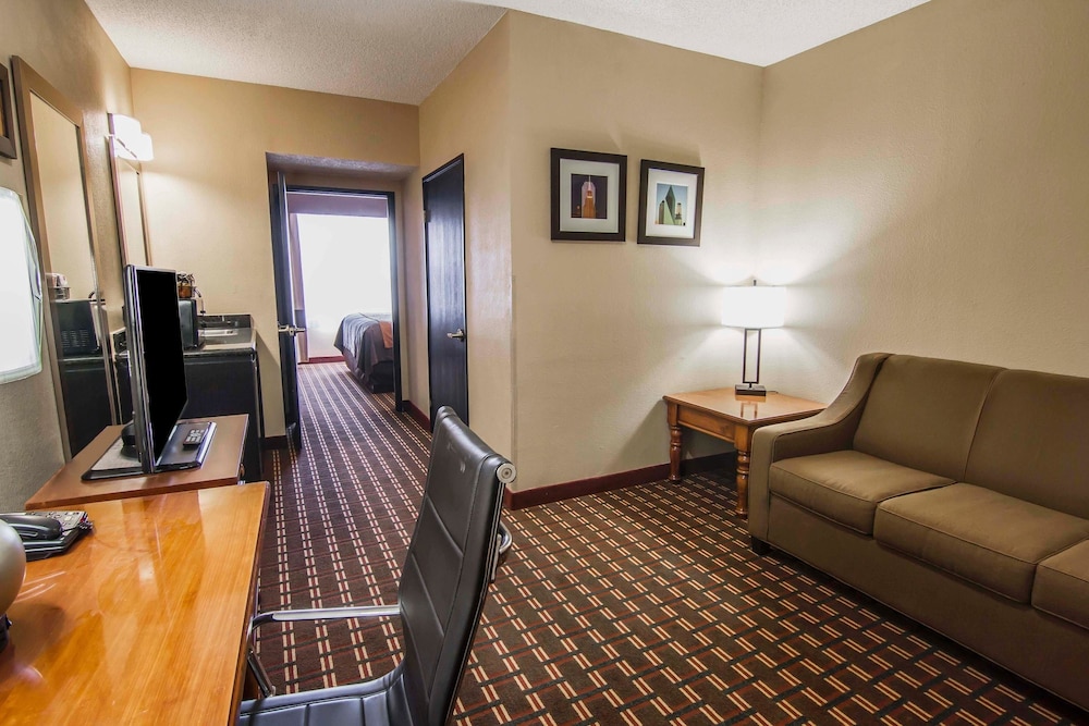 Quality Inn & Suites I-35 E/Walnut Hill