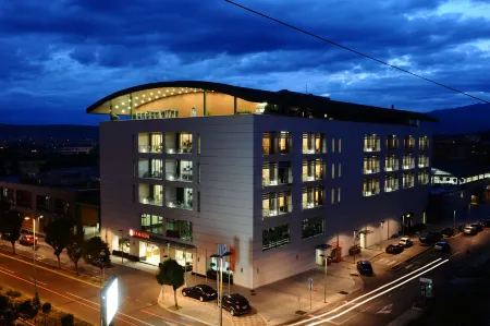 Ramada by Wyndham Podgorica Отели рядом с достопримечательностью «Собор Воскресения Христова»