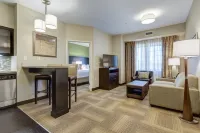 Staybridge Suites ST Louis - Westport فنادق في Maryland Heights Township