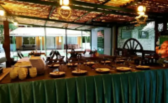 ห้วยขาแข้ง คันทรีโฮม รีสอร์ท