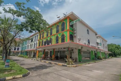 RedDoorz Plus near Marina City Waterfront Batam Hotel dekat Marina Beach