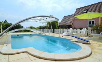 Cosy House with Private Pool in Folleville