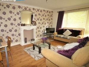 Doncaster - Boswell - Large Balcony Apartment & Parking - 2 Bedrooms - Close to Town & Racecourse