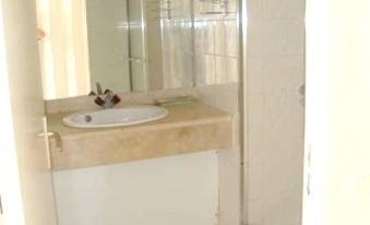 Studio in Le Gosier, with Wonderful Sea View, Enclosed Garden and Wifi