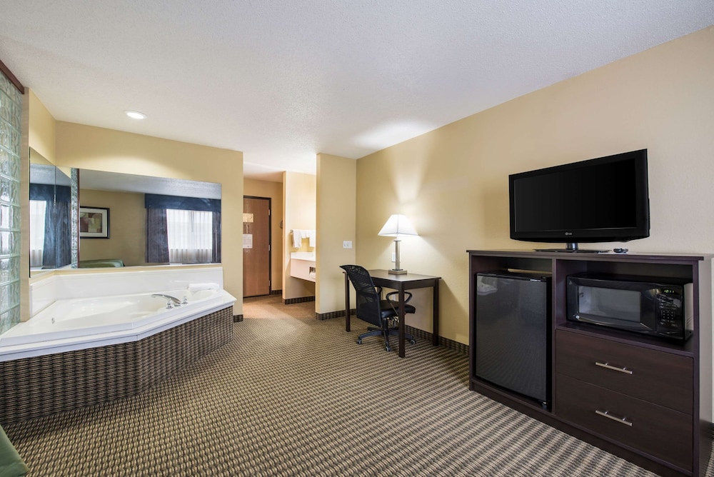 Quality Inn & Suites Menomonie