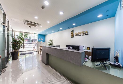 신사 짝 근처 신사역 입구 및 거리 풍경