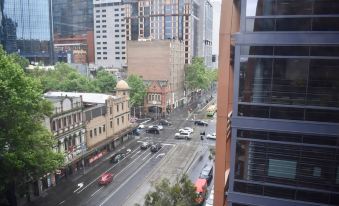 Spacious 1 Bedroom Apartment in the Heart of Melbourne's CBD