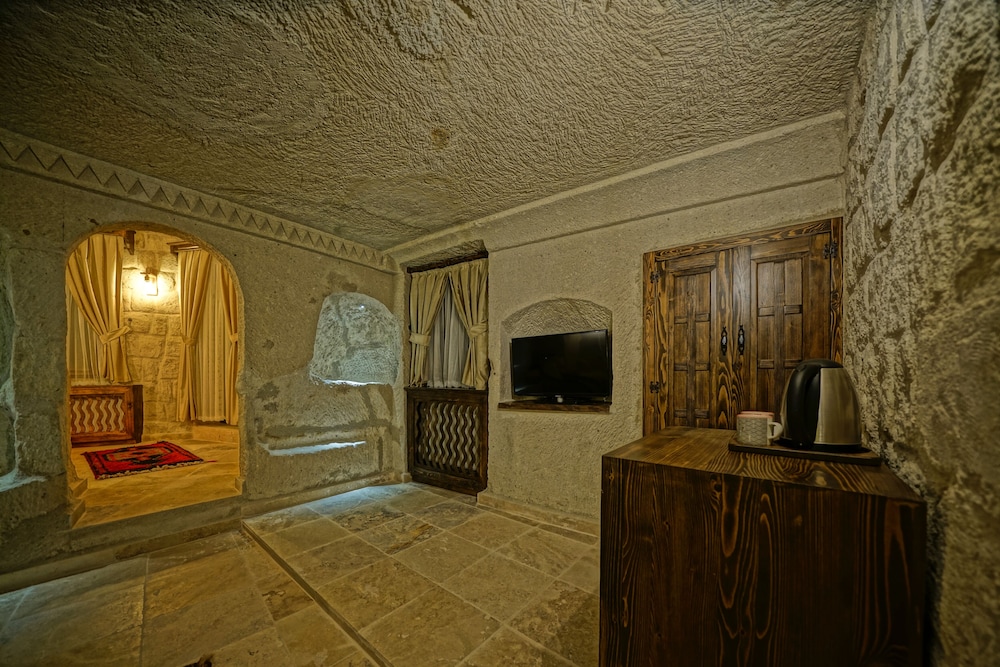 Castle Cave Hotel