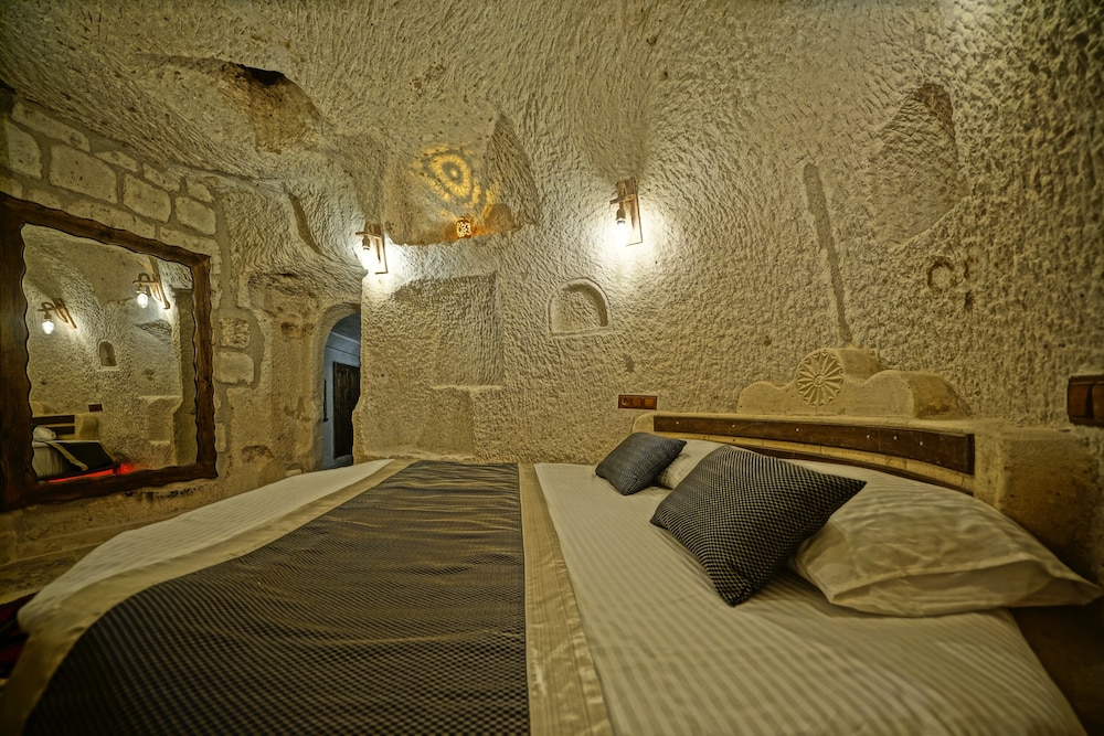 Castle Cave Hotel