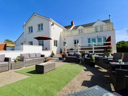 Bunny Meadows Holiday Farmhouse Near Carmarthen & Pembrokeshire