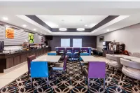 La Quinta Inn & Suites by Wyndham Lumberton - 2-Star